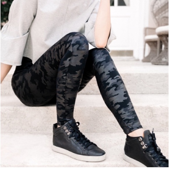 Spanx Faux Leather Camo Leggings Size Small - Picture 4 of 15